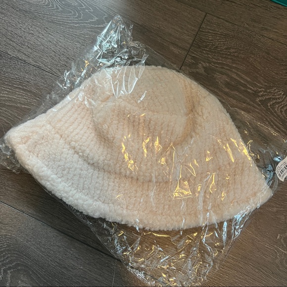 Fluffy Fleece Bucket Hat White - Picture 4 of 4